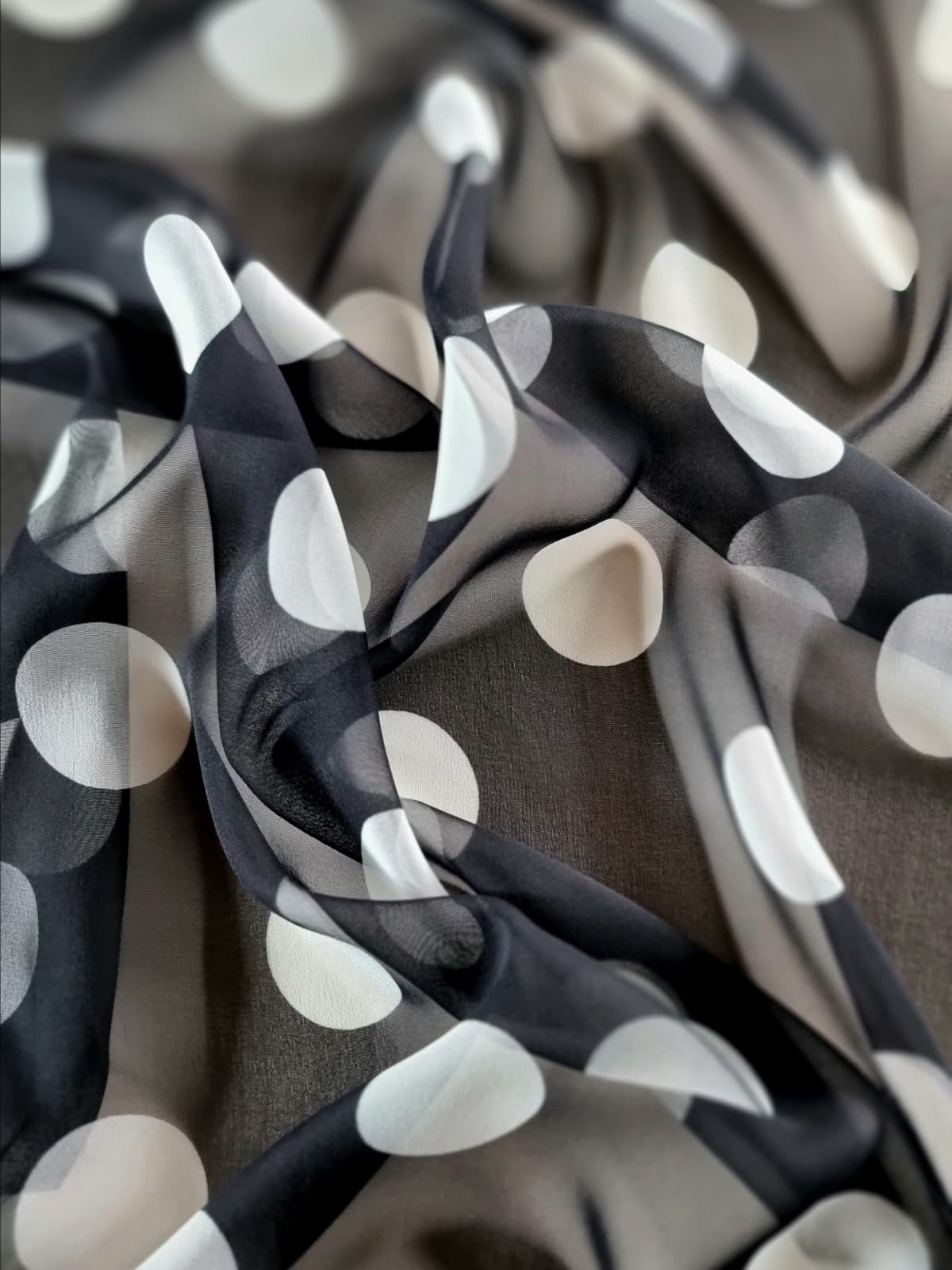 Voal Georgette matase naturala - design cu buline albe pe fond negru - imagine 5