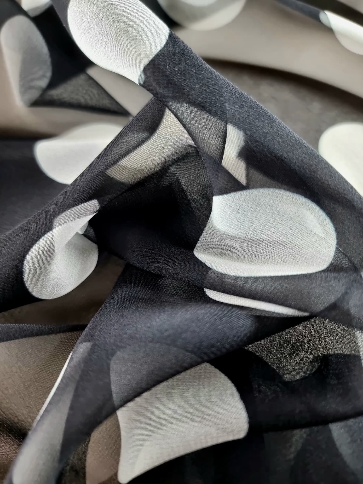 Voal Georgette matase naturala - design cu buline albe pe fond negru - imagine 6