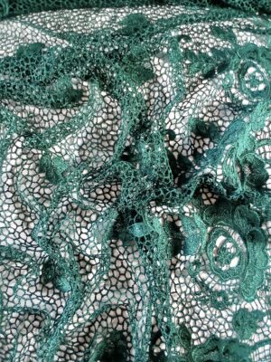 Dantela tip macrame, cu o singura bordura laterala cu flori, verde brad