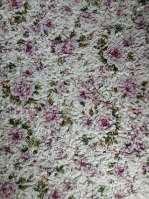 Țesătură cu broderie 3D pe suport de tulle, cu imprimeu cu flori cyclamen, pe fond ivoire