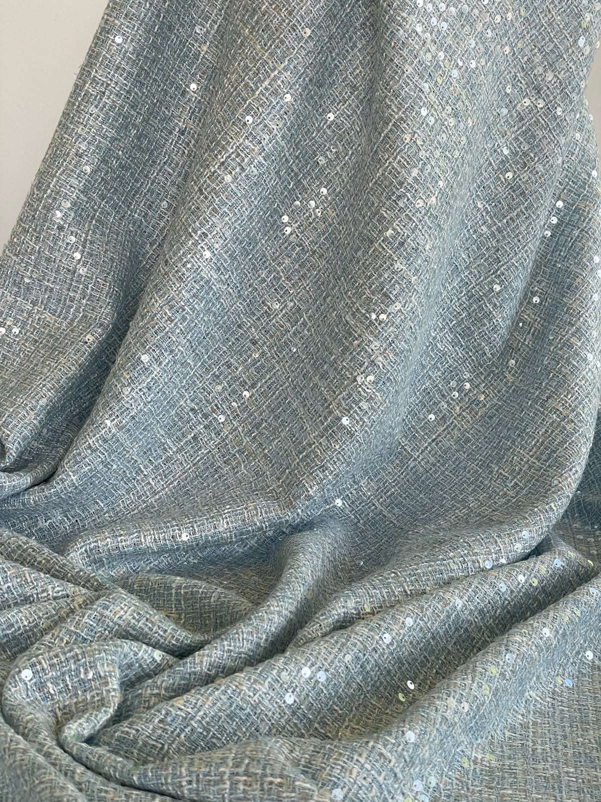 Stofa subtire, lejera, cu paiete translucide, incolore, pe fond bleu - imagine 3