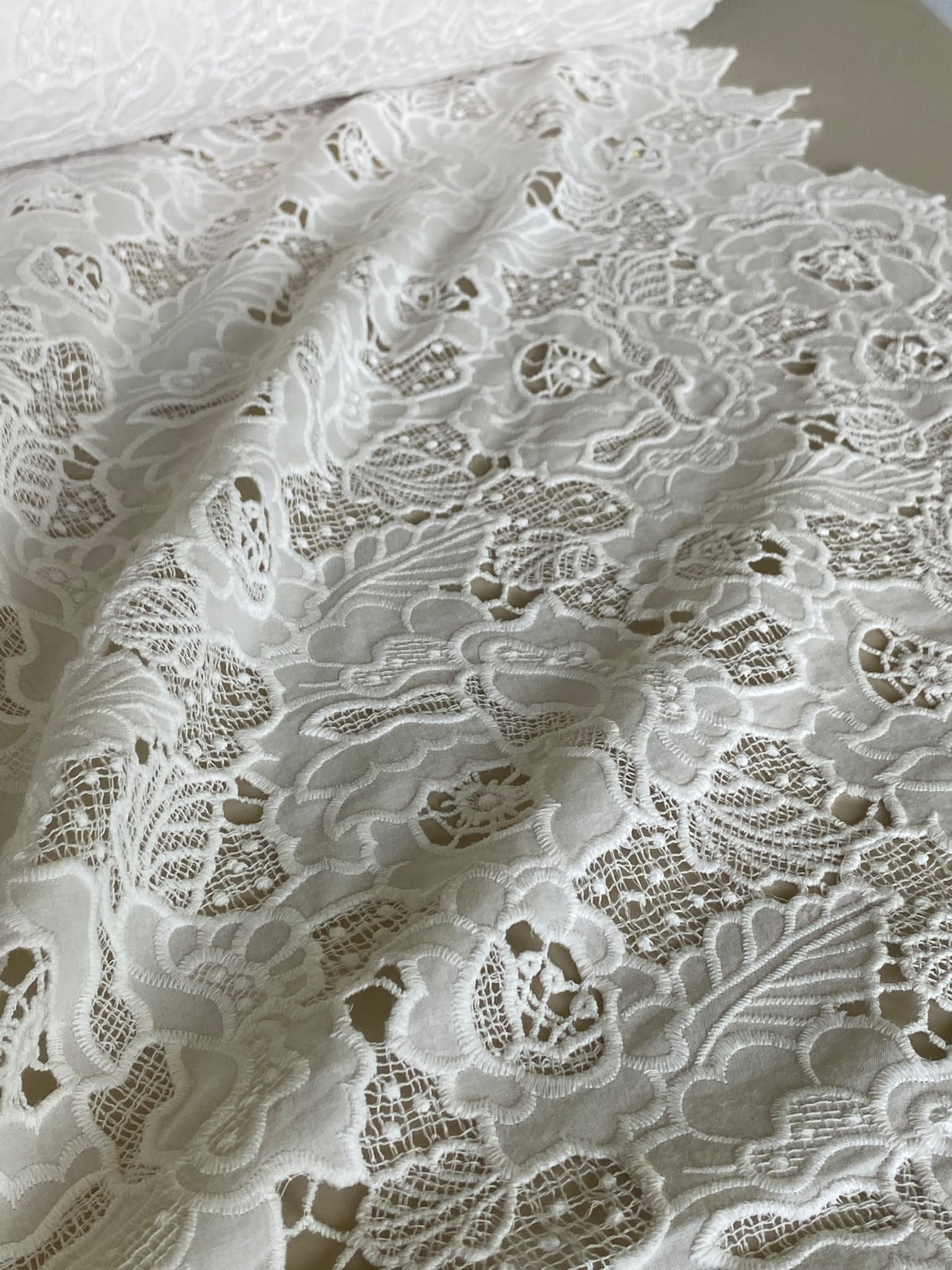 Dantela premium din bumbac sparta cu broderie elaborata ivoire - imagine 3