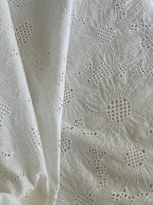 Țesătură cu broderie spartă, cu bumbac, design gerbera, ivoire