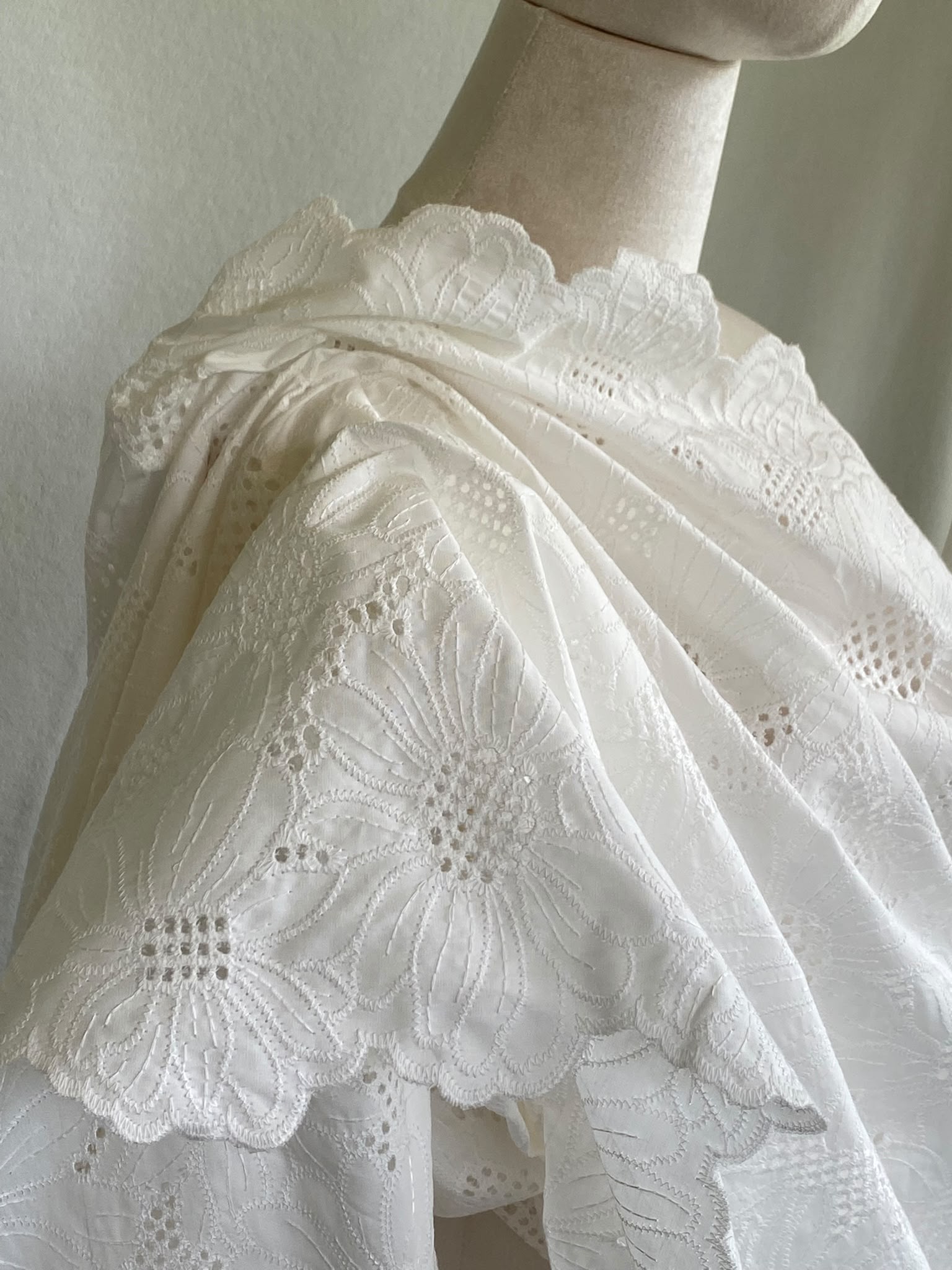 Țesătură cu broderie spartă, cu bumbac, design gerbera, ivoire - imagine 5