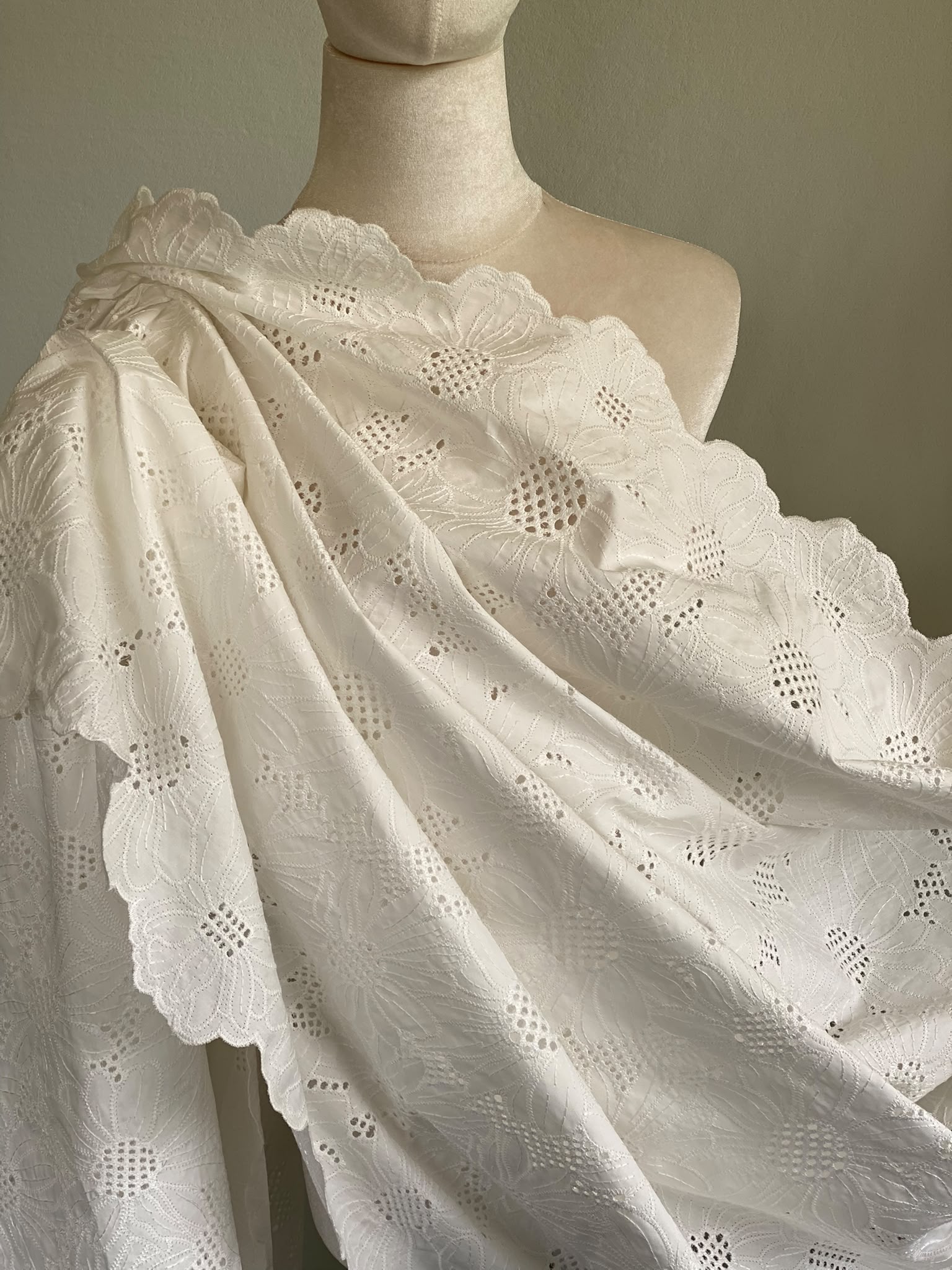 Țesătură cu broderie spartă, cu bumbac, design gerbera, ivoire - imagine 6