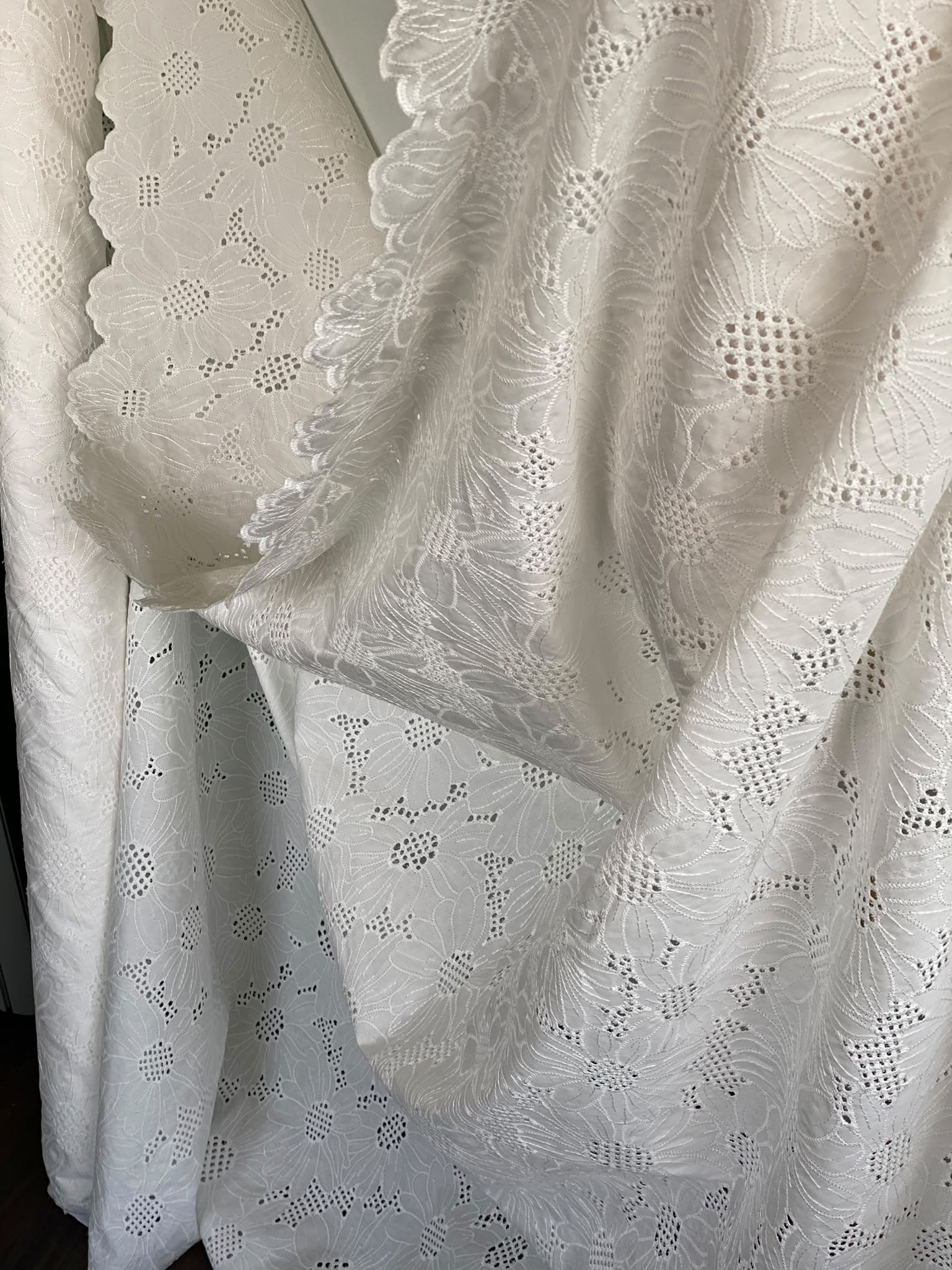 Țesătură cu broderie spartă, cu bumbac, design gerbera, ivoire - imagine 3