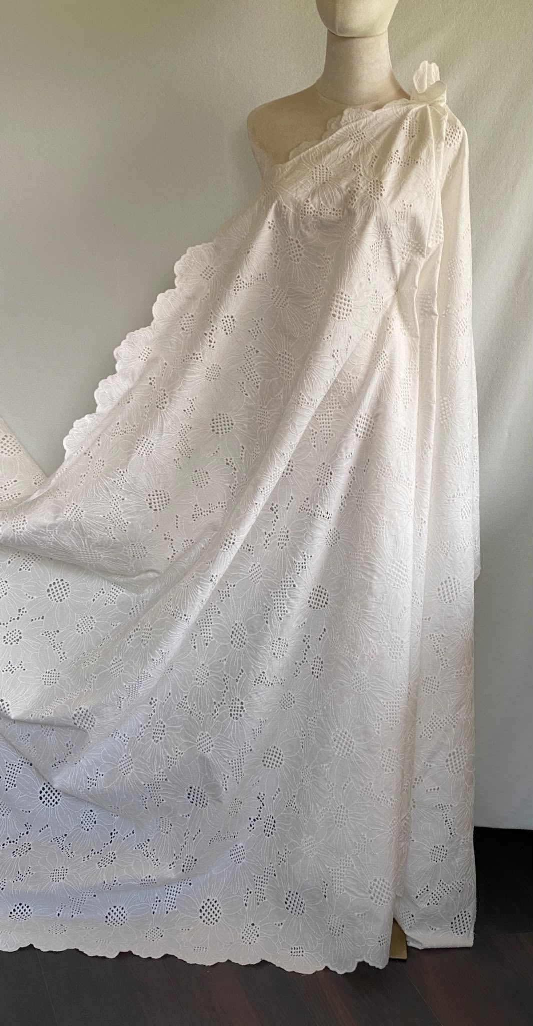 Țesătură cu broderie spartă, cu bumbac, design gerbera, ivoire - imagine 4