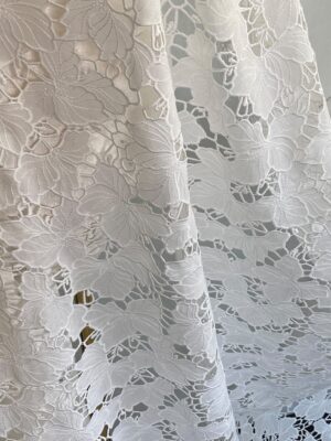 Țesătură cu broderie spartă, din bumbac, design flori stilizate, ivoire