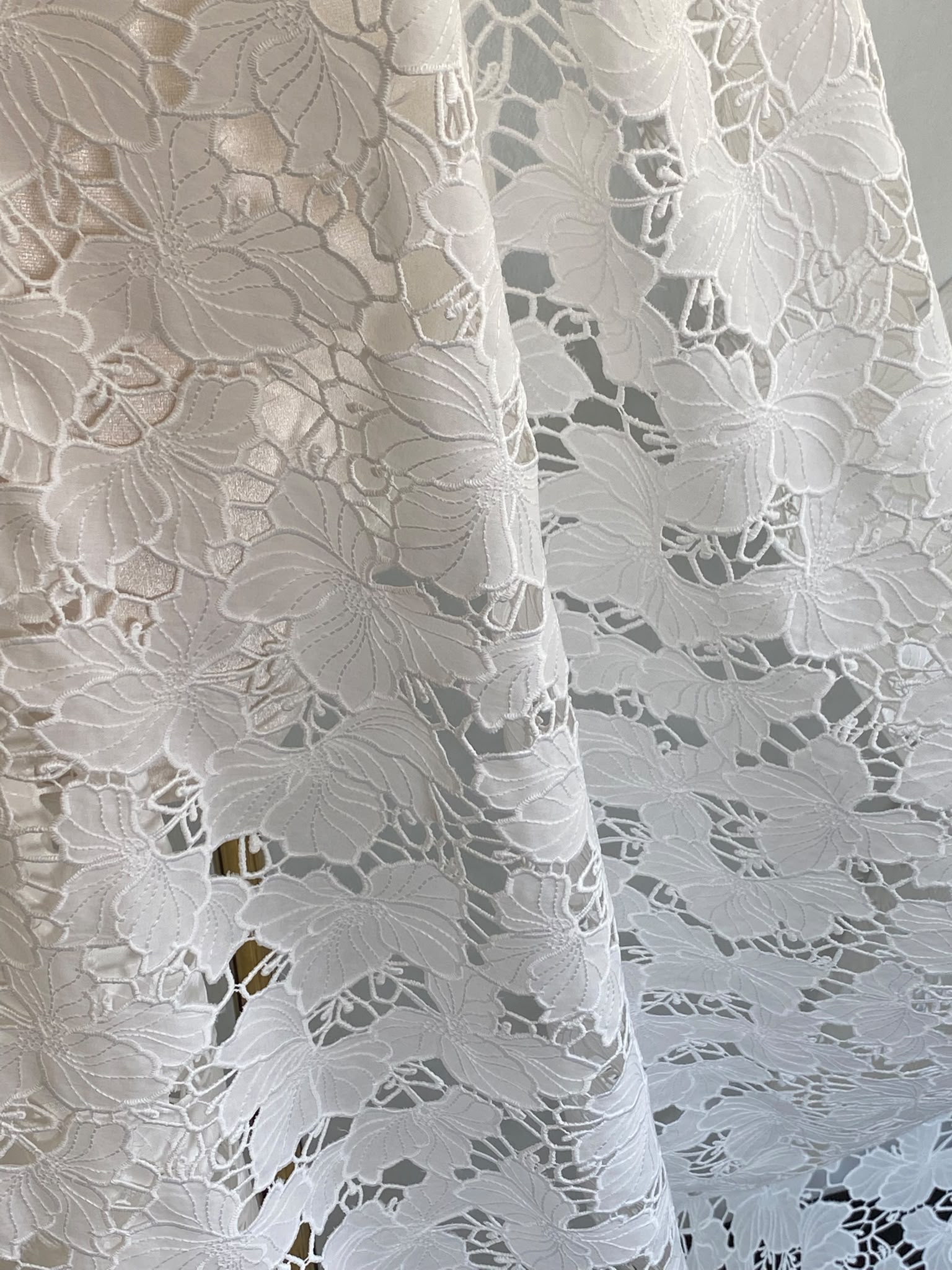Țesătură cu broderie spartă, din bumbac, design flori stilizate, ivoire