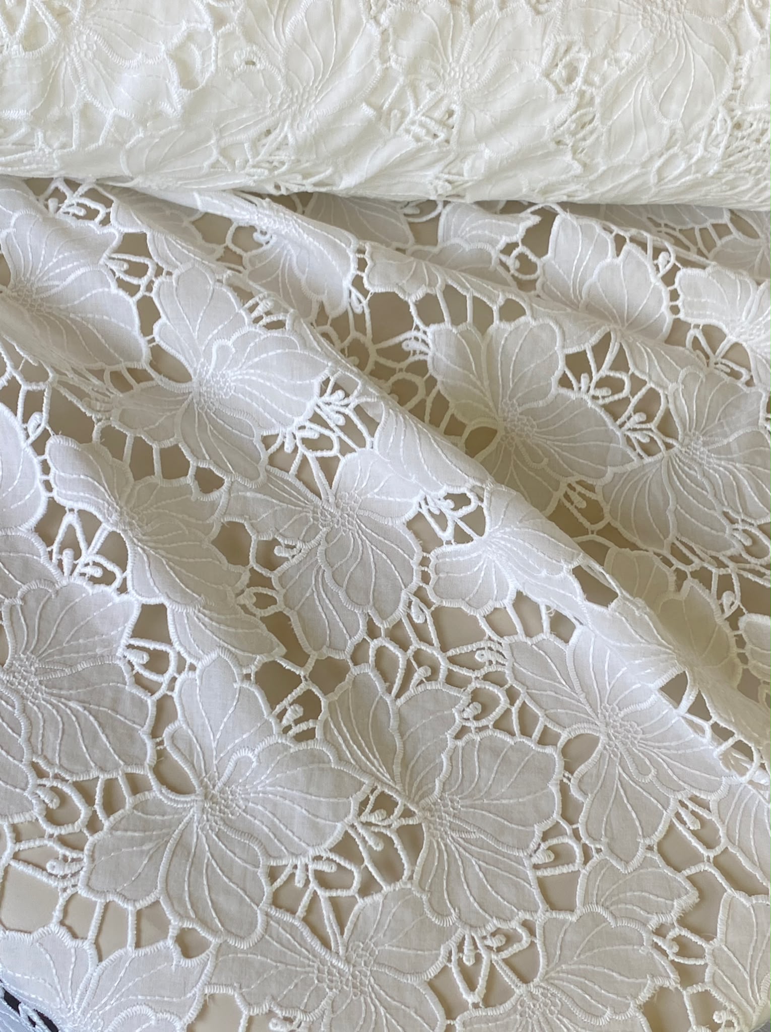 Țesătură cu broderie spartă, din bumbac, design flori stilizate, ivoire - imagine 5