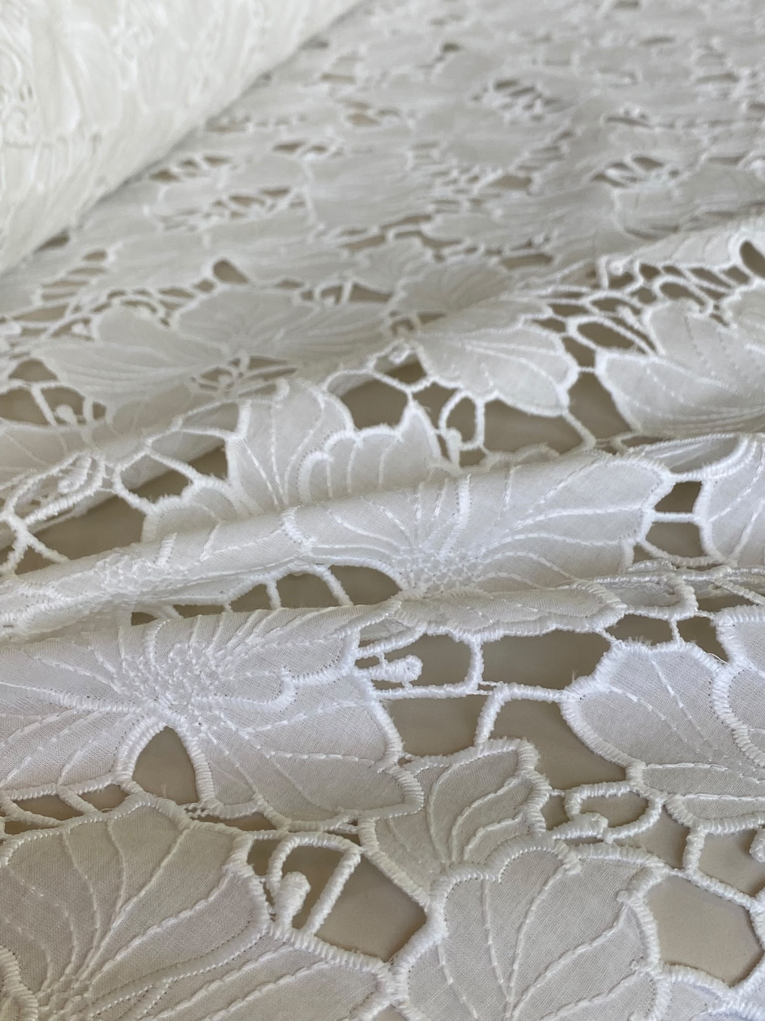 Țesătură cu broderie spartă, din bumbac, design flori stilizate, ivoire - imagine 4
