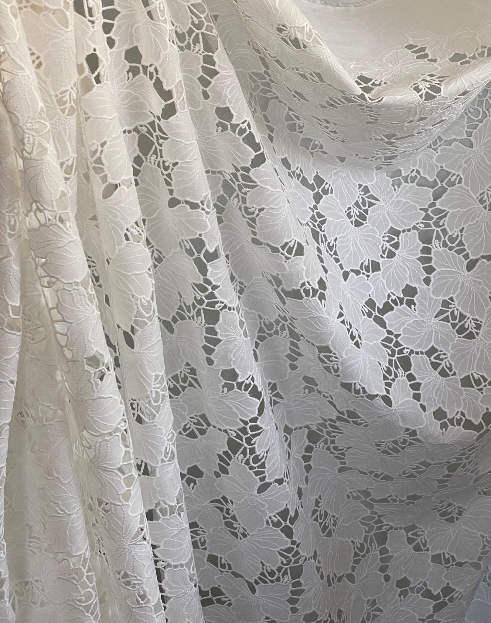 Țesătură cu broderie spartă, din bumbac, design flori stilizate, ivoire - imagine 3