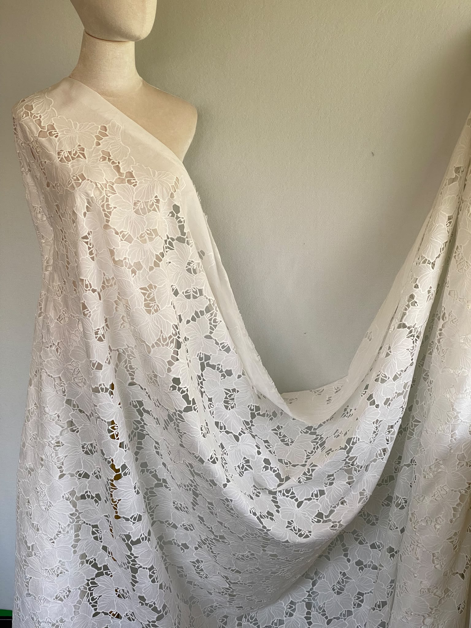 Țesătură cu broderie spartă, din bumbac, design flori stilizate, ivoire - imagine 2
