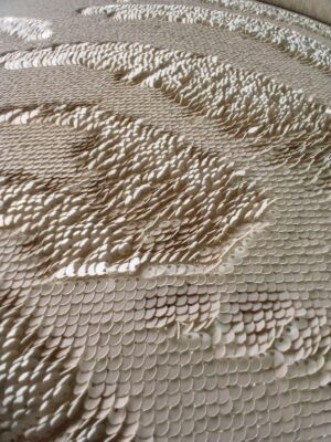 Paiete cu suprafata cu efect de piele, dispuse in solzi de peste, pe suport de tulle elastic, crem / bej deschis