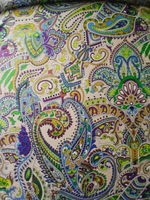 Țesătură din bumbac fin, cu imprimeu multicolor, design paisley