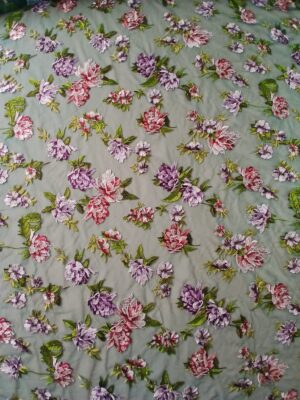 Dantelă cu flori multicolore, brodate pe suport de tulle, verde închis