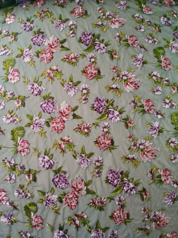 Dantelă cu flori multicolore, brodate pe suport de tulle, verde închis