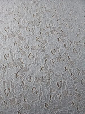 Dantela premium din bumbac sparta cu broderie elaborata ivoire