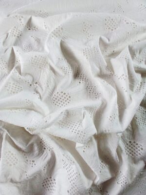 Țesătură cu broderie spartă, cu bumbac, design gerbera, ivoire