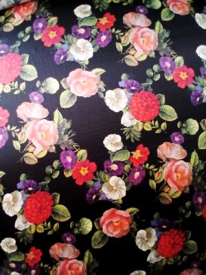 Țesătură din mătase naturală satinată, cu imprimeu cu flori pastel, pe fond negru
