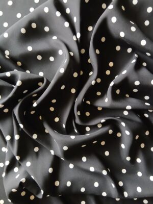 Tesatura crepe de Chine, din matase naturala, cu 5% elastan, cu buline albe (10 mm) pe fond mat, negru