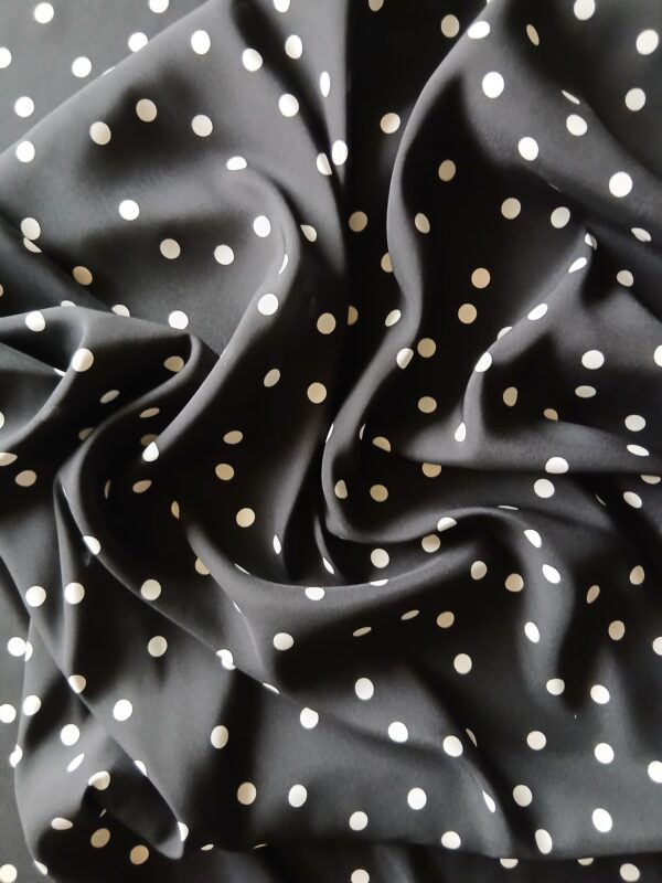 Tesatura crepe de Chine, din matase naturala, cu 5% elastan, cu buline albe (10 mm) pe fond mat, negru