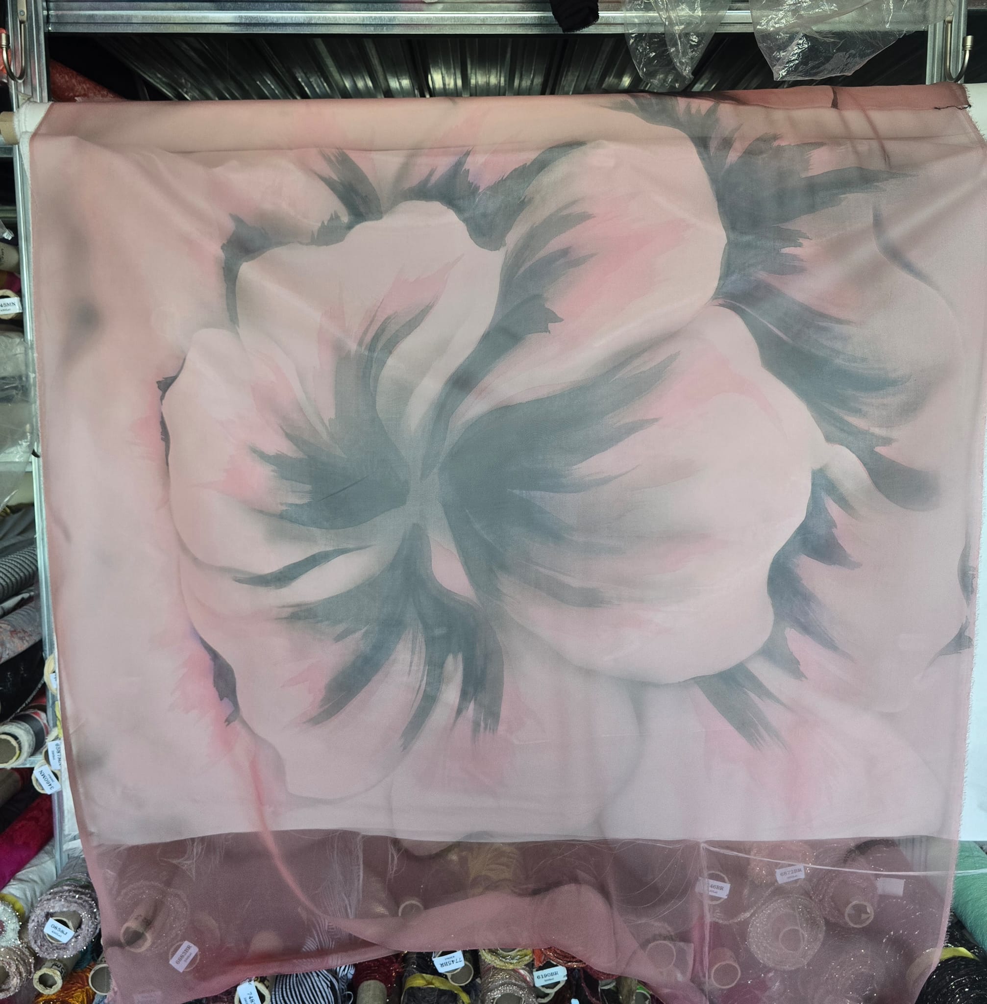 Voal din mătase naturală, cu imprimeu cu flori uriase, roz vintage, negru - imagine 2