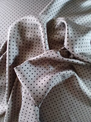 Țesătură twill din mătase naturală, cu buline negre (4mm), pe fond grej