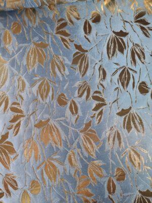 Jacquard rafinat cu flori aurii pe fond bleu