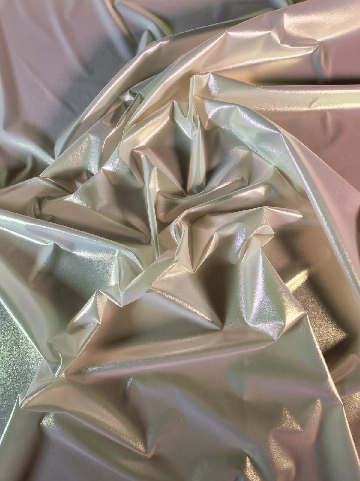 Țesătură din mătase naturală subțire politurizată, cu efect opalescent irizat, ivoire cu reflexe pastel - imagine 3