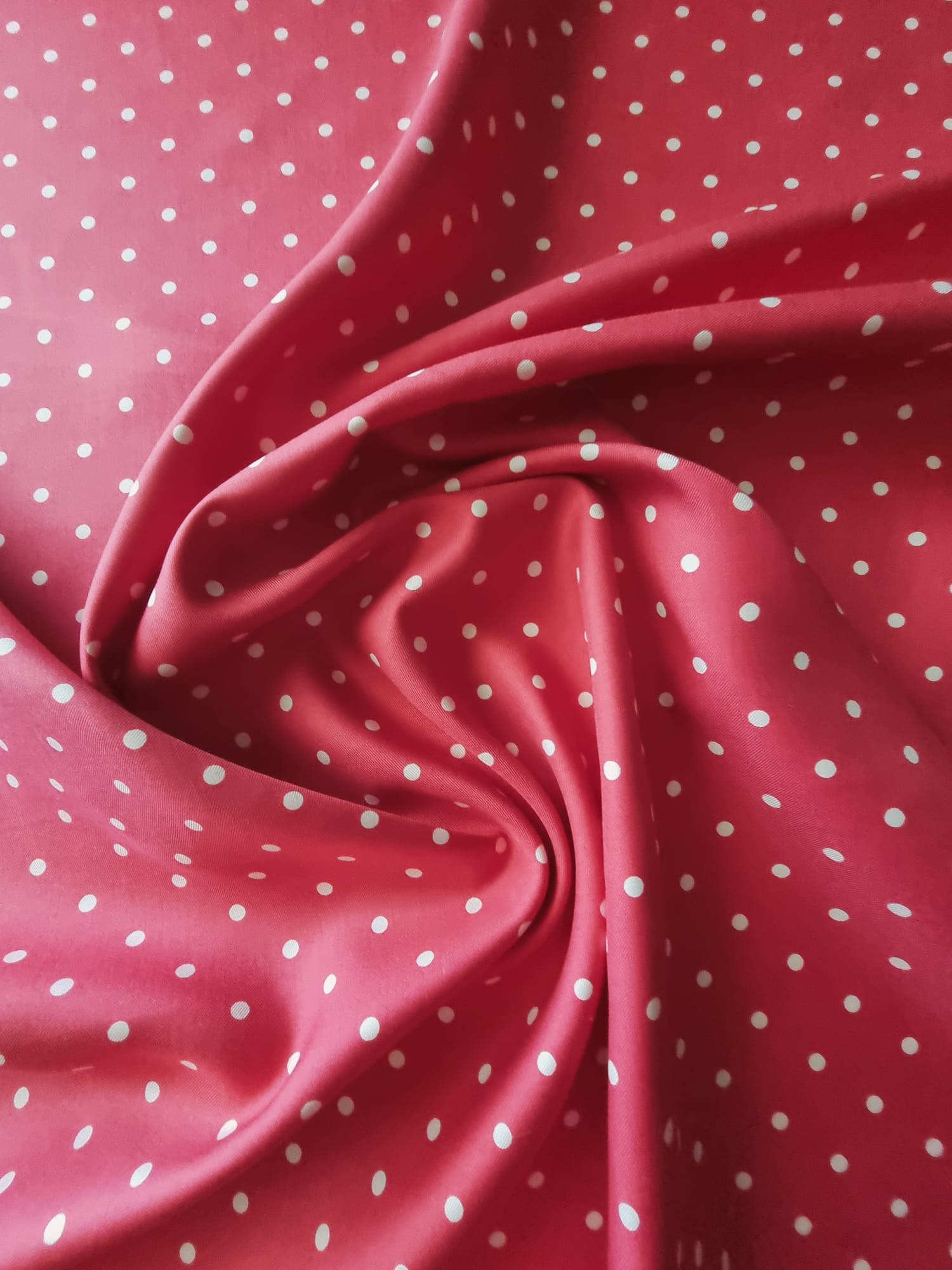 Țesătură twill din mătase naturală, roșu profund cu buline ivoire (diametru 5mm)