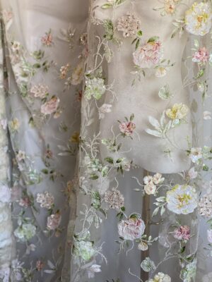 Dantelă cu broderie aplicată pe tulle, cu paiete incolore si margele albe, culori pastel