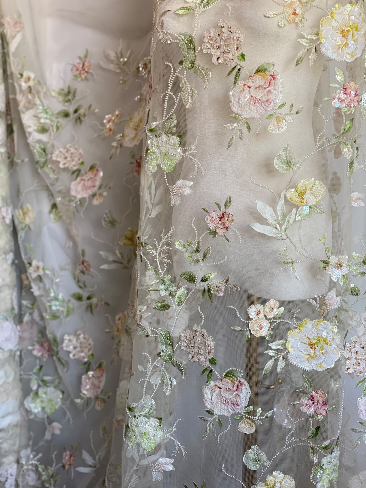 Dantelă cu broderie aplicată pe tulle, cu paiete incolore si margele albe, culori pastel