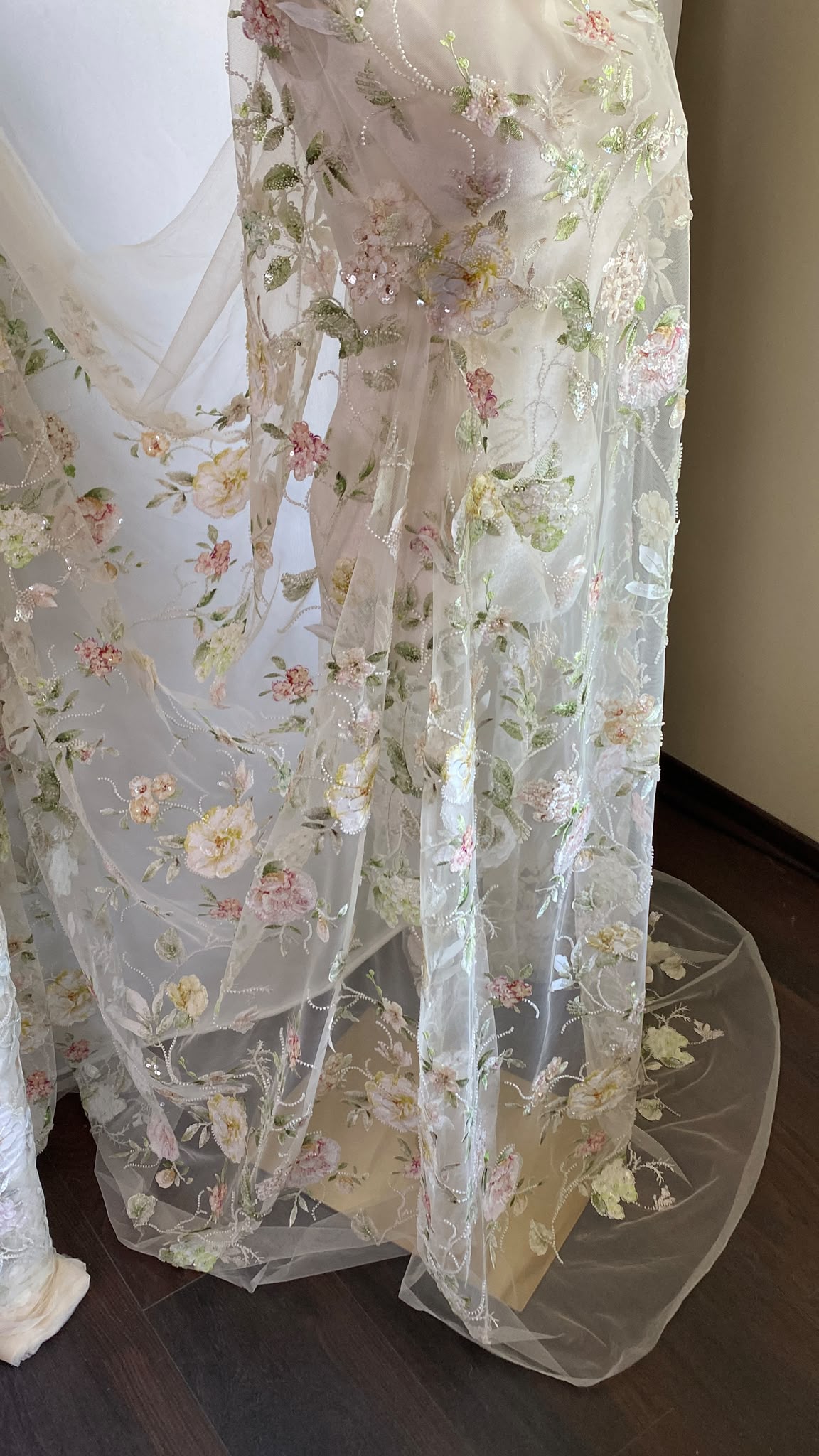 Dantelă cu broderie aplicată pe tulle, cu paiete incolore si margele albe, culori pastel - imagine 6