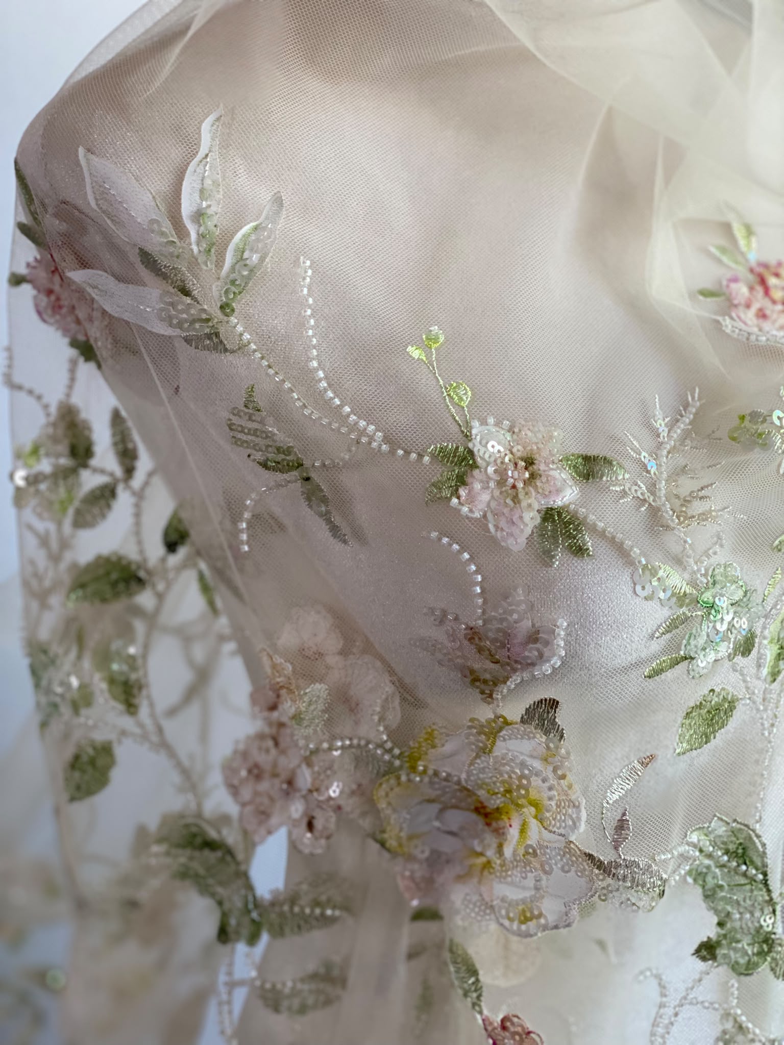Dantelă cu broderie aplicată pe tulle, cu paiete incolore si margele albe, culori pastel - imagine 5