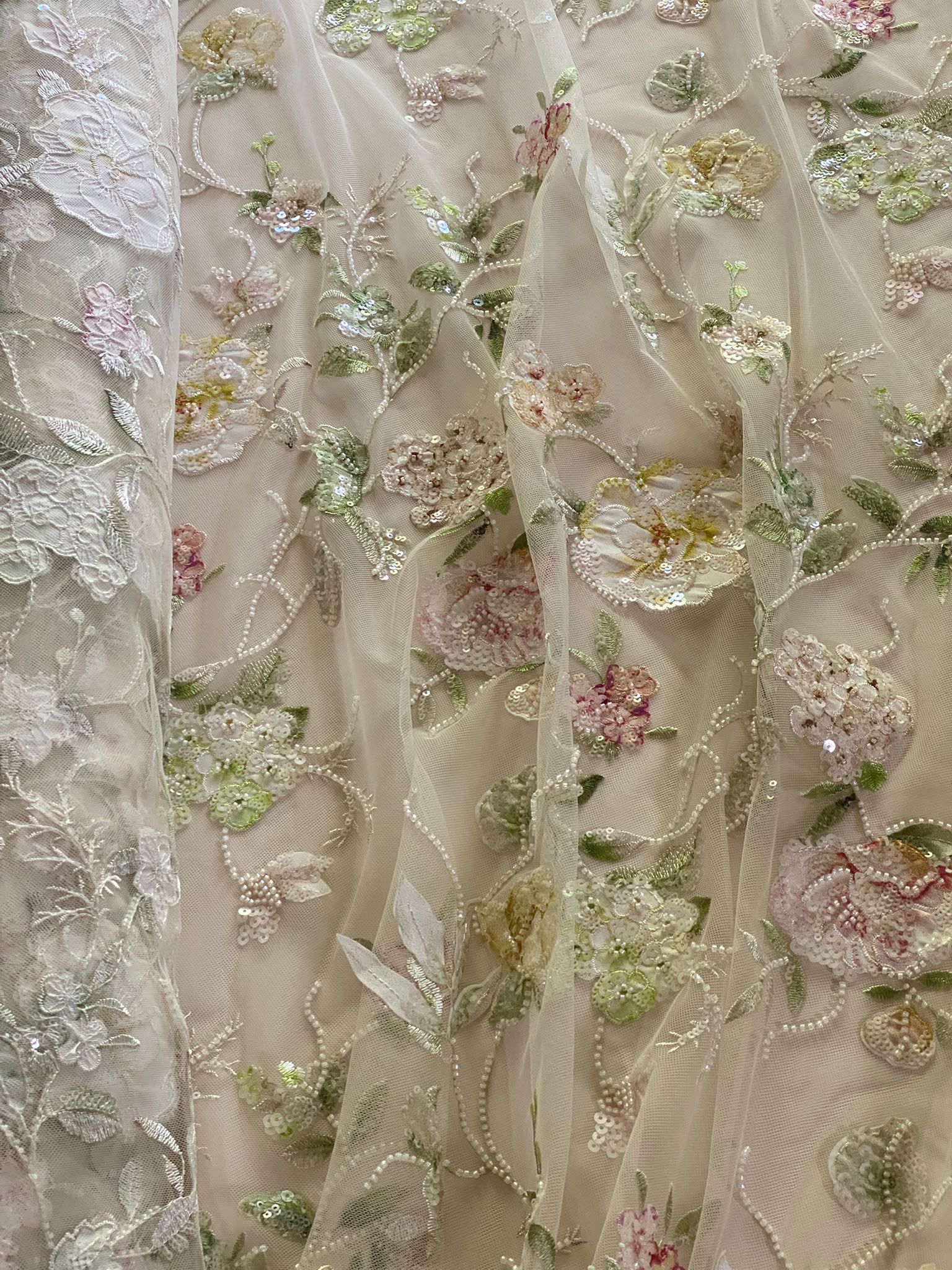 Dantelă cu broderie aplicată pe tulle, cu paiete incolore si margele albe, culori pastel - imagine 4