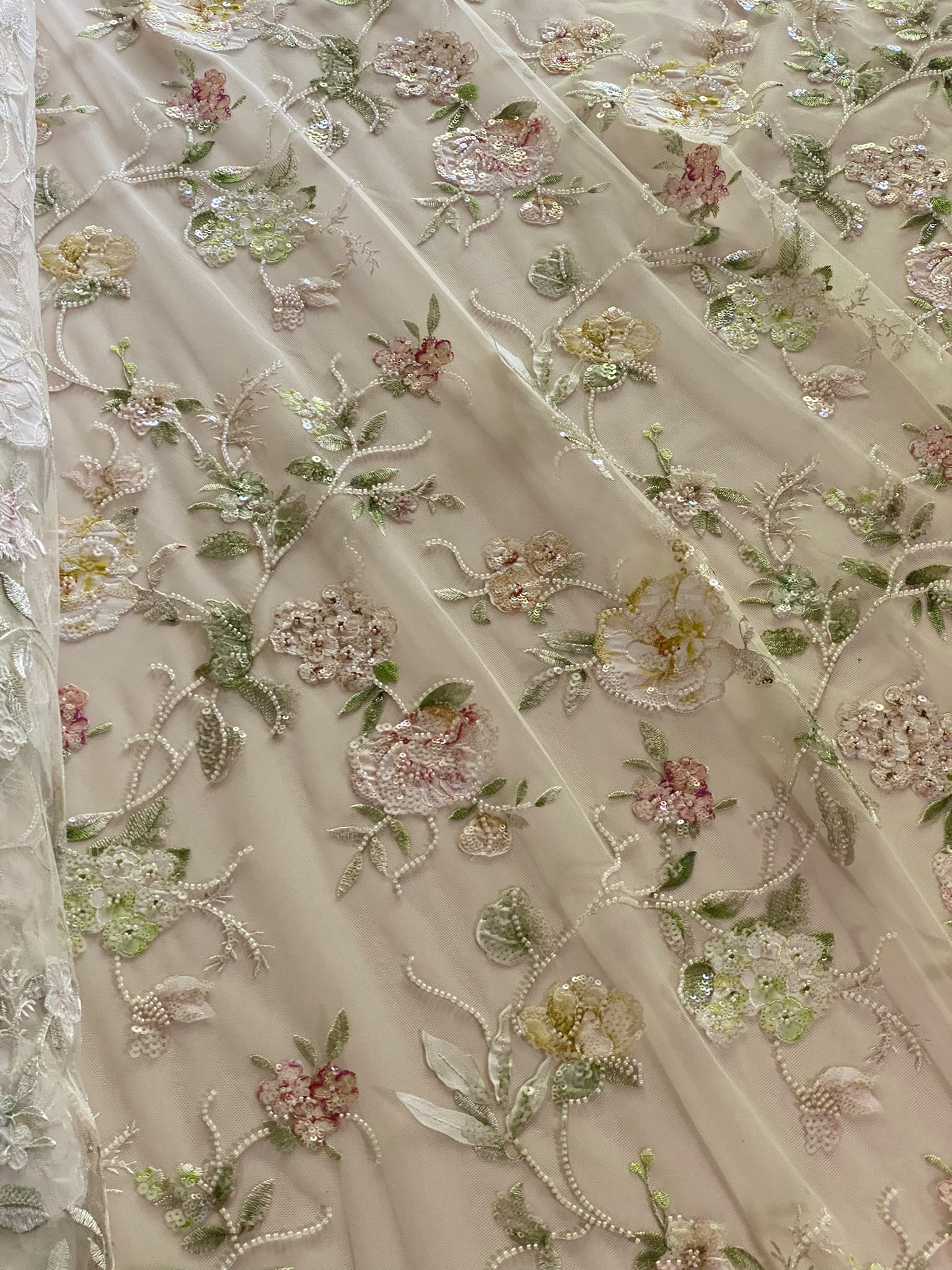 Dantelă cu broderie aplicată pe tulle, cu paiete incolore si margele albe, culori pastel - imagine 3