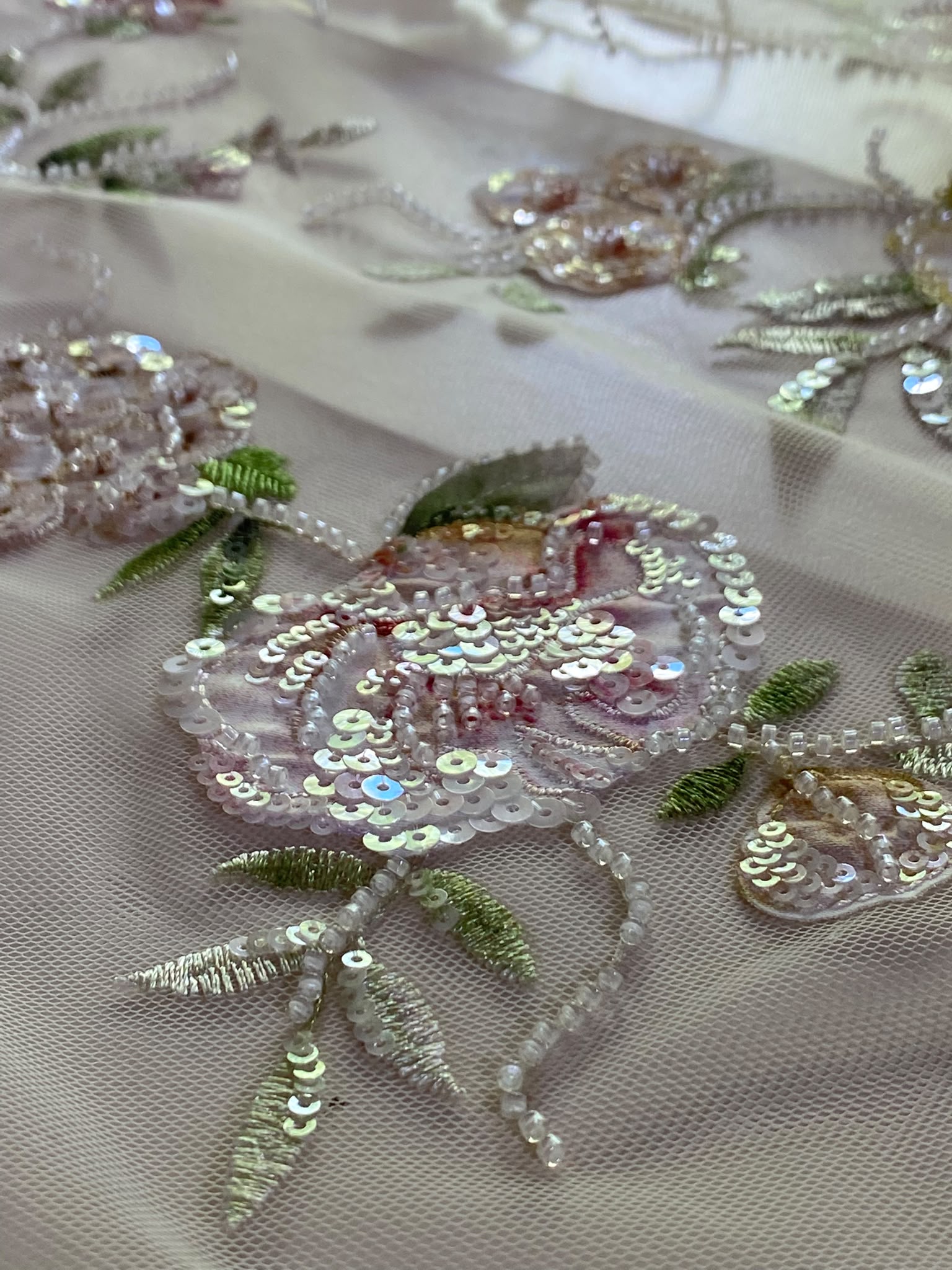 Dantelă cu broderie aplicată pe tulle, cu paiete incolore si margele albe, culori pastel - imagine 2