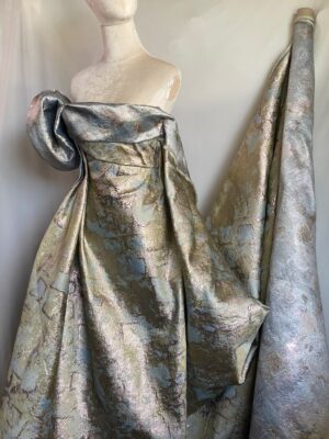 Tesatura Jacquard cu pete de culoare de vernil, cu bleu, olive auriu patinat