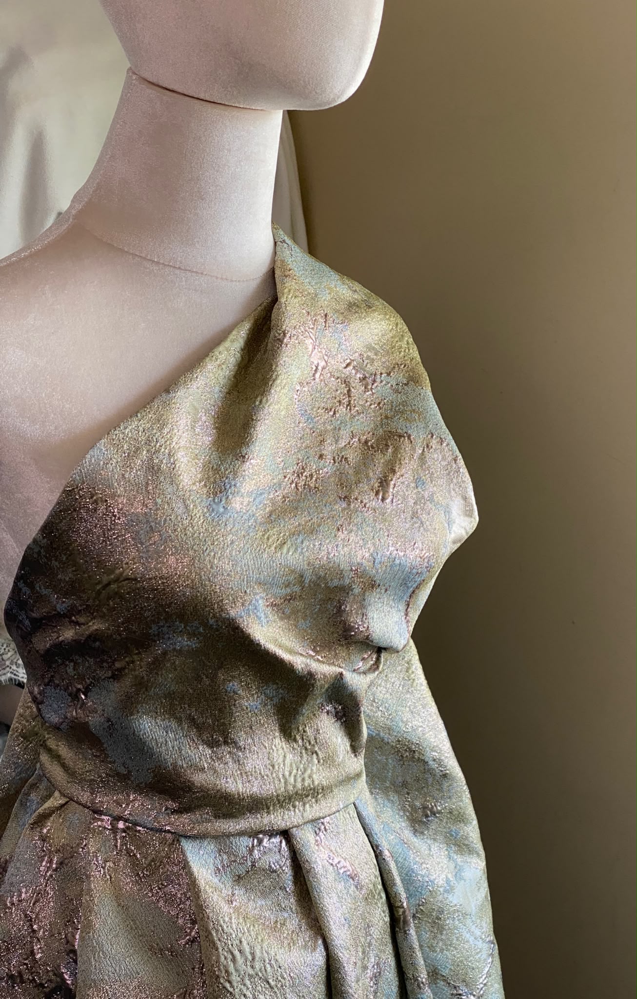 Tesatura Jacquard cu pete de culoare de vernil, cu bleu, olive auriu patinat - imagine 5