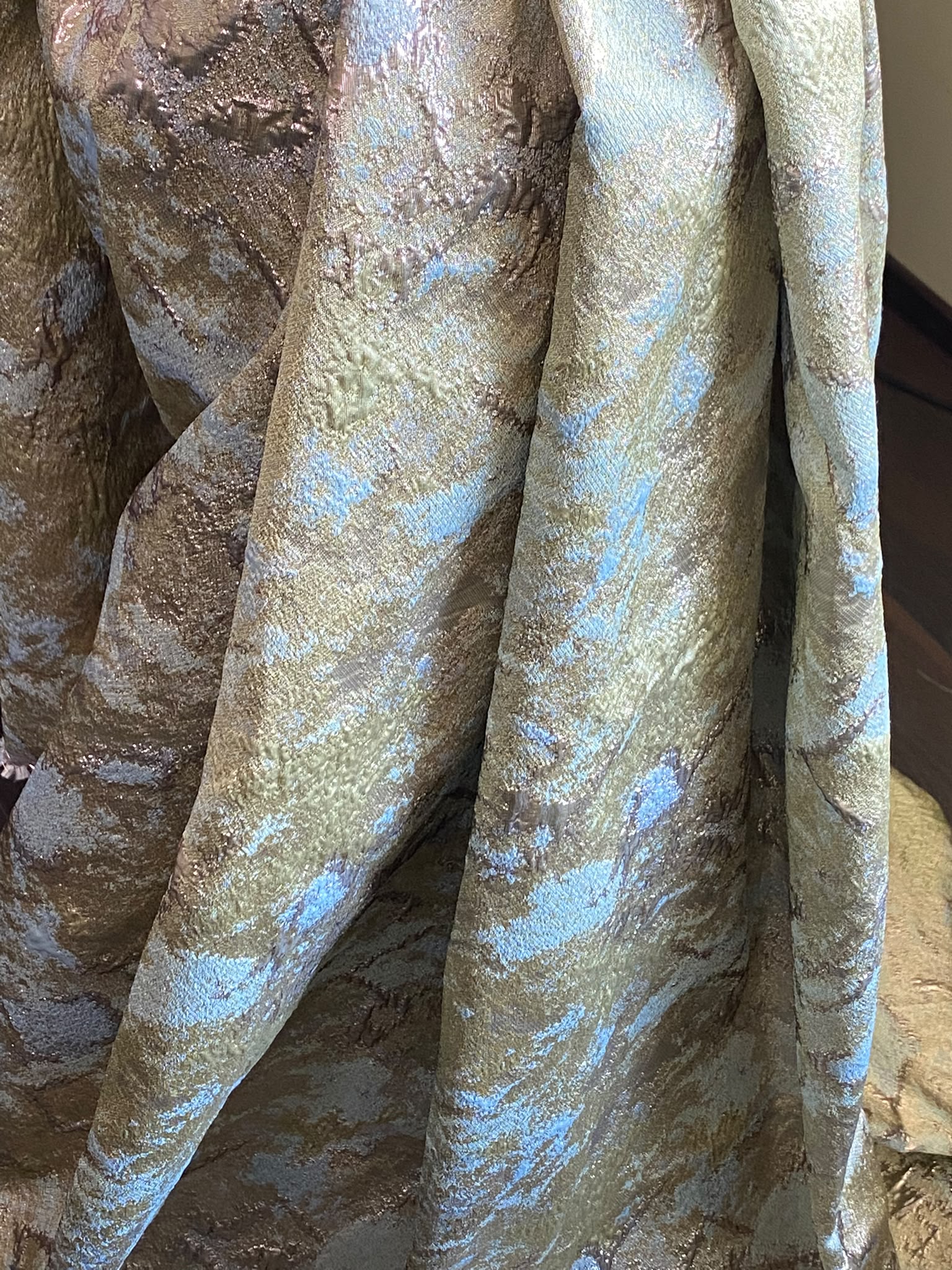 Tesatura Jacquard cu pete de culoare de vernil, cu bleu, olive auriu patinat - imagine 4