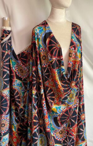 Țesătură crepe de Chine, cu imprimeu etno cu roți, design folcloric Capri