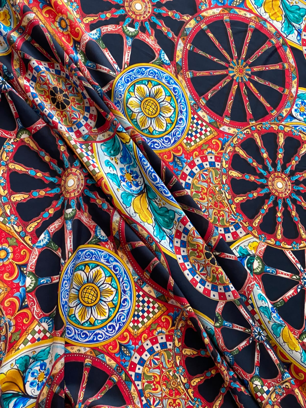 Țesătură crepe de Chine, cu imprimeu etno cu roți, design folcloric Capri - imagine 2