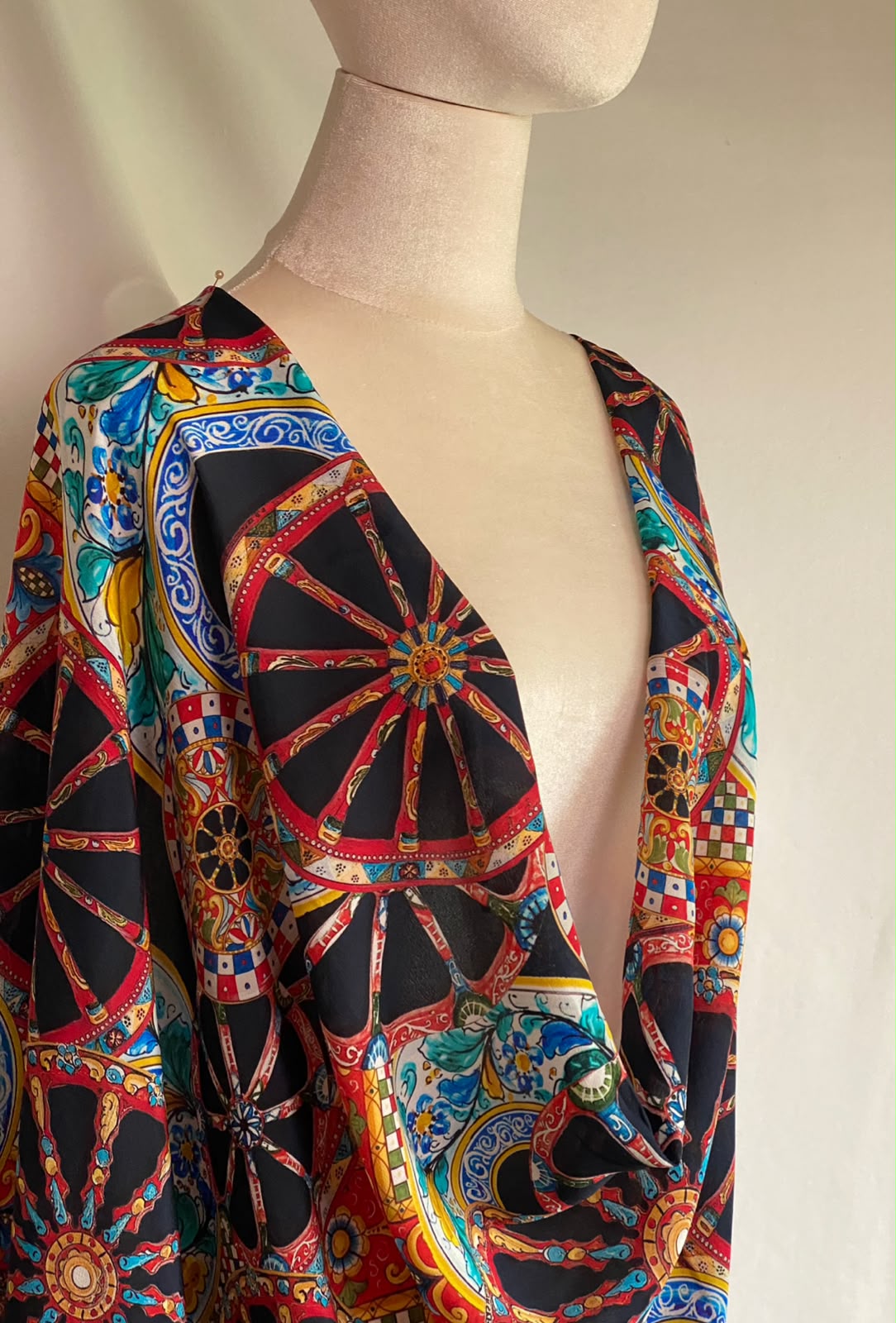 Țesătură crepe de Chine, cu imprimeu etno cu roți, design folcloric Capri - imagine 3
