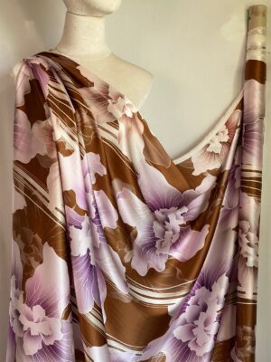 Tesatura crepe de Chine cu 5% elastan cu flori mari mov-lila si dungi maro-bronz