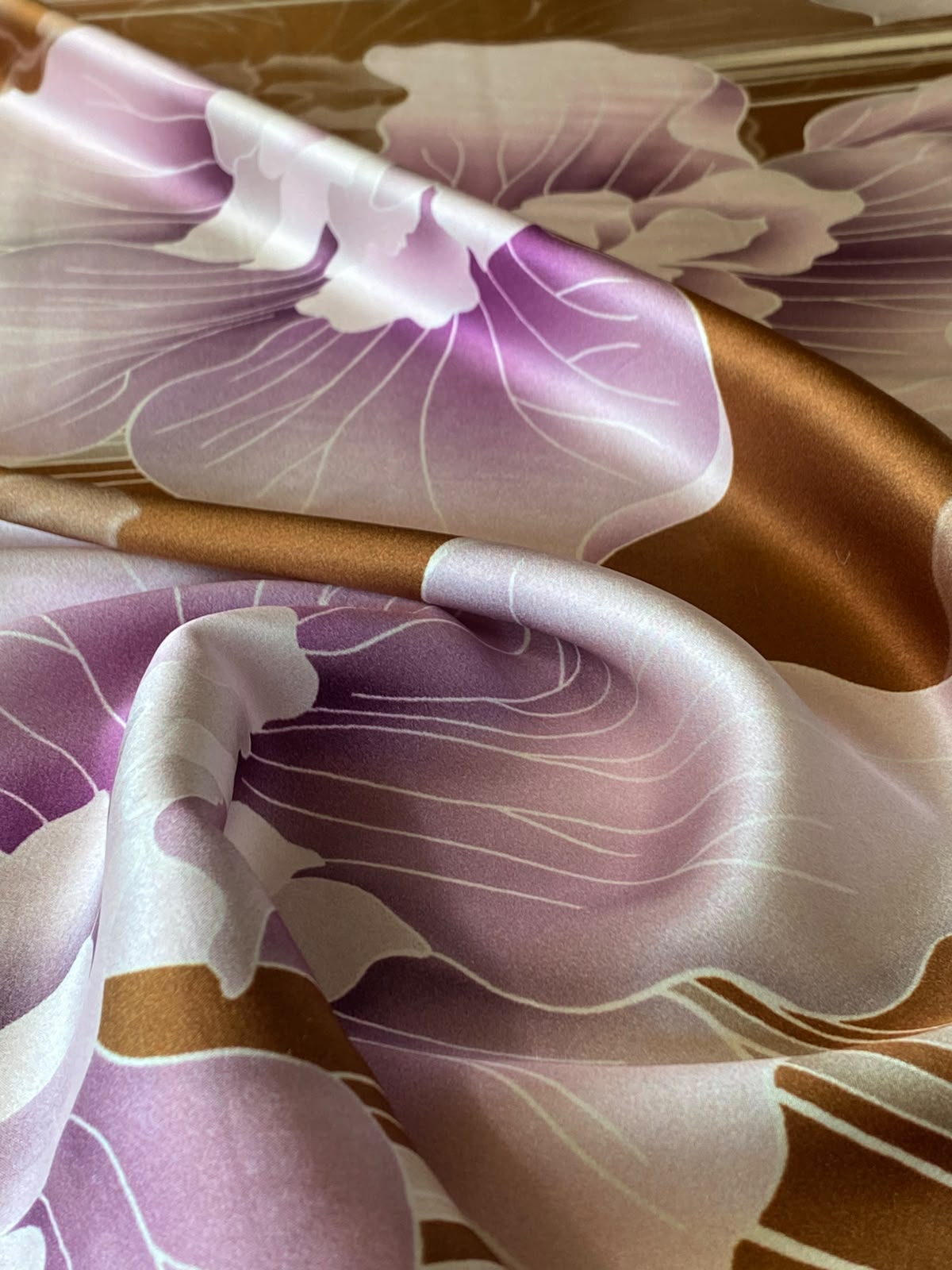 Tesatura crepe de Chine cu 5% elastan cu flori mari mov-lila si dungi maro-bronz - imagine 2