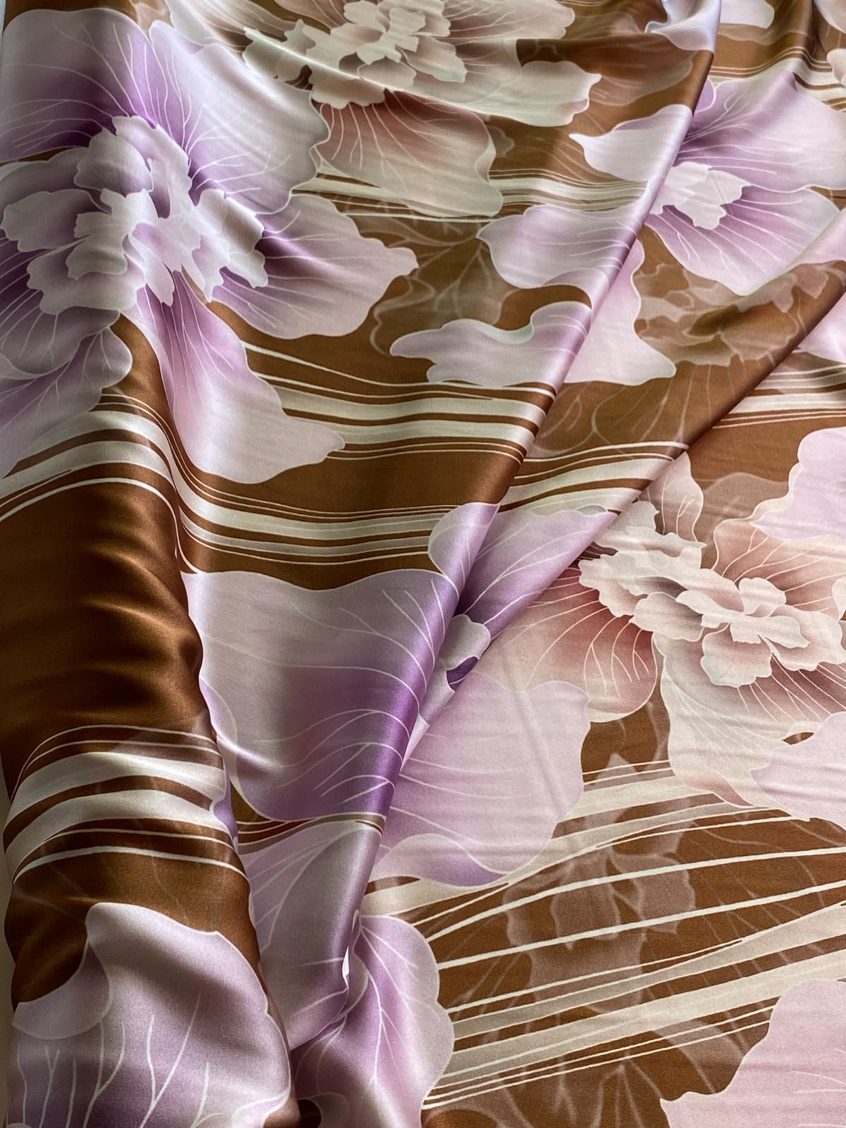 Tesatura crepe de Chine cu 5% elastan cu flori mari mov-lila si dungi maro-bronz - imagine 4