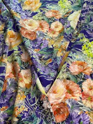 Țesătură crepe de Chine cu buchete de flori în nuanțe de galben-orange, pe fond mov