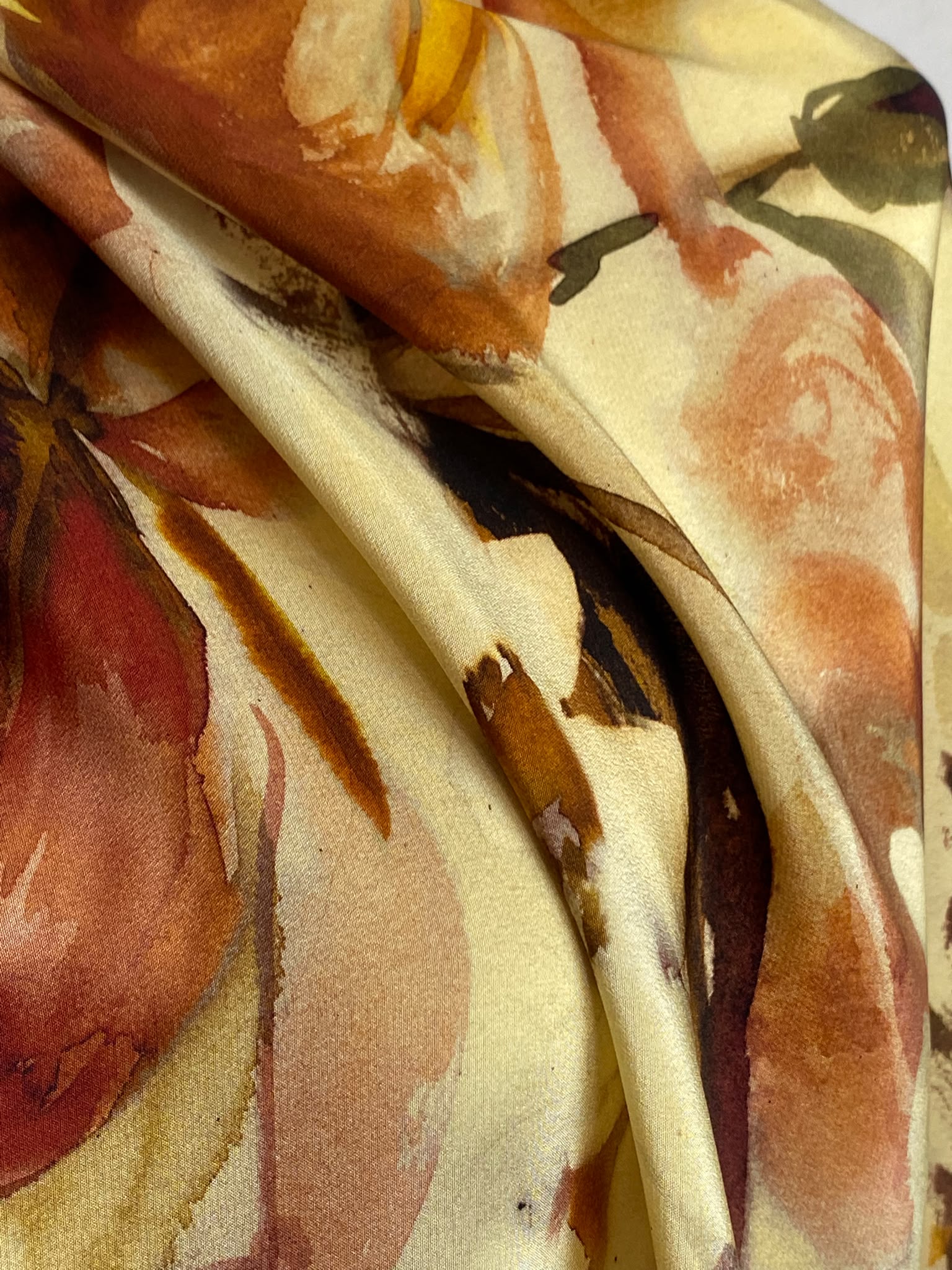 Țesătură crepe de Chine, mata, cu imprimeu pictural, nuante de maro-roscat pe fond galben-pai - imagine 2