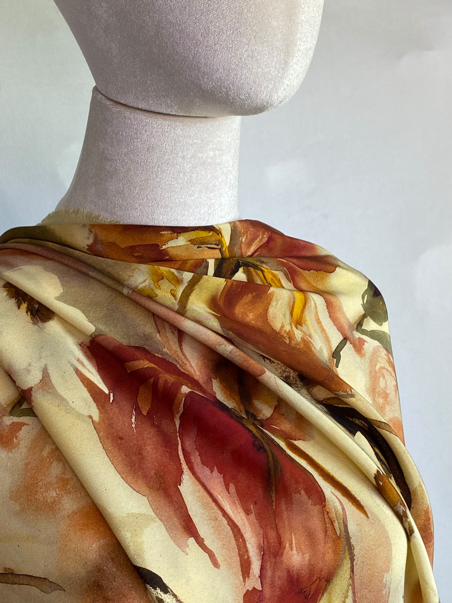 Țesătură crepe de Chine, mata, cu imprimeu pictural, nuante de maro-roscat pe fond galben-pai - imagine 3